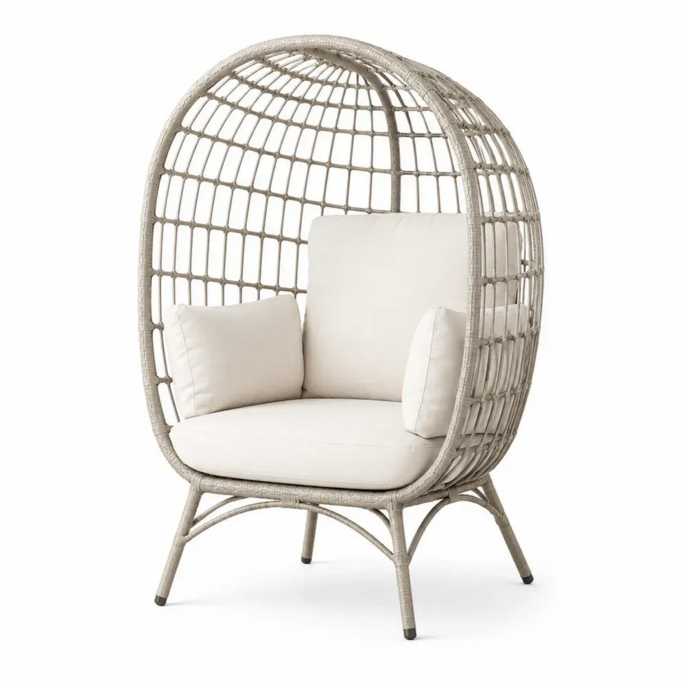 Outdoor-Stuhl aus Rattan mit beigen Kissen