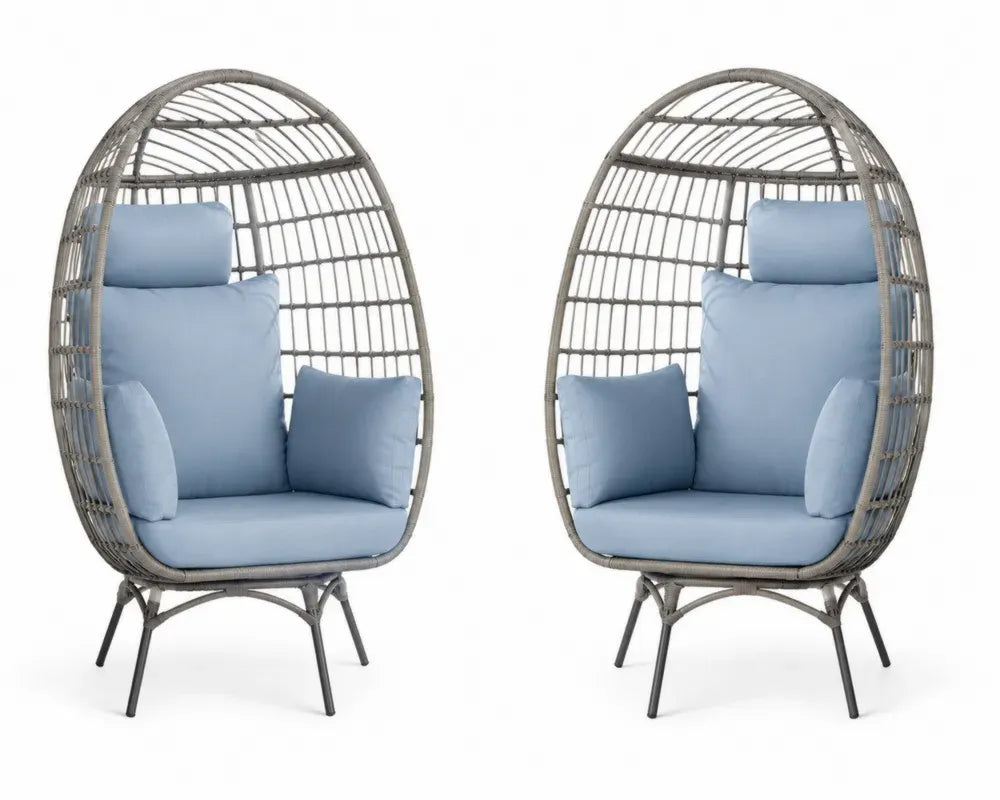 Rattanstuhl-Set mit blauen Kissen